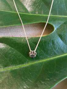 gouden initials hondenpootje collier Joy de la Luz Yi-Doggy Foot
