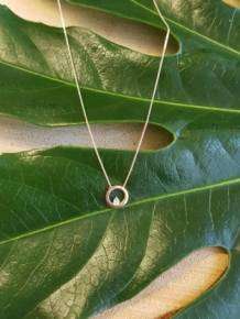 gouden initials cirkel met diamant collier Joy de la Luz Yi--004-cirkel